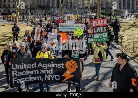 New York, Vereinigte Staaten. 16 Mär, 2019. New York City ist seit über drei Dutzend Städte auf der ganzen Welt am 16. März 2019 betrieb großer Demonstrationen der Vereinten Nationen Tag der Beseitigung der Rassendiskriminierung zu markieren. Der Marsch gegen Rassismus und Faschismus war, die durch die Koalition der Vereinigten gegen Rassismus und Faschismus - NYC, Gemeinschaft Gruppen und Einzelpersonen organisiert sich zu beschreiben als "United Massenopposition gegen die erstarkenden Rechtsextremen." Credit: Erik McGregor/Pacific Press/Alamy Leben Nachrichten zu mobilisieren. Stockfoto