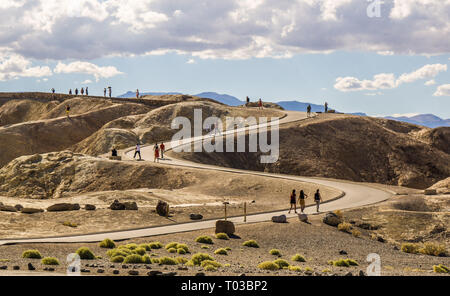 Zabriskie Point im Death Valley NP, Kalifornien. Eine beliebte Foto op an der Straße von Las Vegas und oft als Filmkulisse verwendet Stockfoto