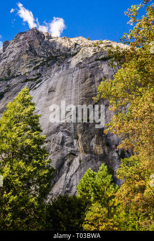 Suchen Sie eine der massiven Granit rockfaces im Yosemite National Park in Kalifornien Stockfoto