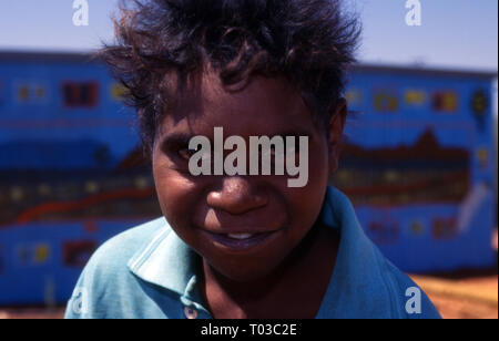 Junge Junge, YUELAMU der Aborigines Aboriginal Community (MOUNT ALLAN SCHULE) Northern Territory, Australien. Stockfoto