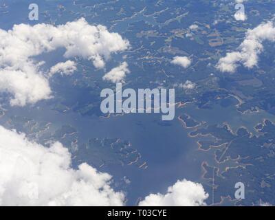 Breite Luftaufnahme des Lake Lanier, ein Reservoir im Norden von Georgia, von einem Flugzeug Fenster gesehen. Stockfoto