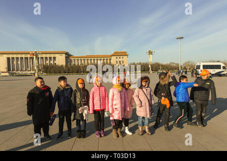 Schule Kinder auf dem Platz des Himmlischen Friedens in Peking, China Stockfoto