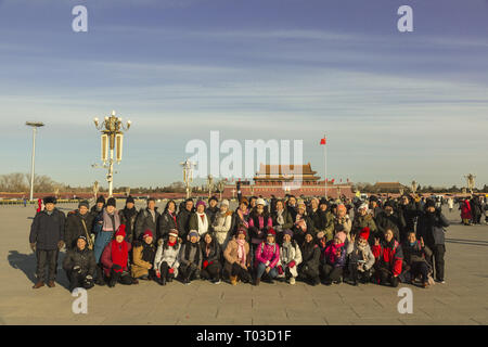 Chinesische Touristen auf dem Platz des Himmlischen Friedens in Peking Stockfoto