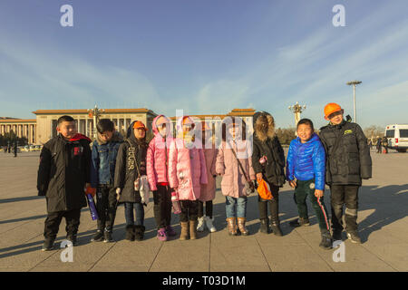 Schule Kinder auf dem Platz des Himmlischen Friedens in Peking, China Stockfoto