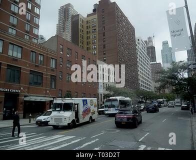 NEW YORK CITY, USA – SEPTEMBER 2017: Blick auf die façade der Dorothy Ross Friedman Residence in der West 57th Street in New York City. Stockfoto