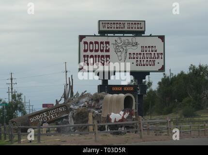 DODGE CITY, KANSAS – 2017. SEPTEMBER: Große Schilder vor dem Dodge House Hotel in Dodge City, Kansas. Stockfoto