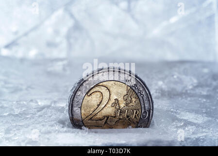 Zwei Euro Münze Teil in Eis ausgesetzt. Stockfoto