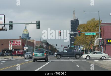 DENVER, COLORADO – 2017. OKTOBER: Geschäftige Kreuzung an der Washington Street in der Innenstadt von Denver an einem düsteren Tag. Stockfoto