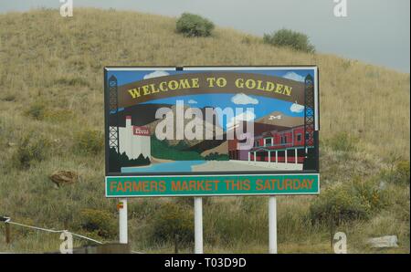 GOLDEN, COLORADO – 2017. OKTOBER: Buntes Begrüßungsschild nähert sich Golden, Colorado, mit Informationen über die Marktaktivitäten eines Bauern. Stockfoto