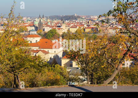 Prag - Der Blick über die Stadt mit der Charles Brücke und der Altstadt im Abendlicht von Petrin Hügel. Stockfoto
