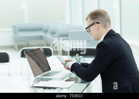 Bis zu schließen. Geschäftsmann nutzt Gadgets Finanzcharts zu analysieren Stockfoto