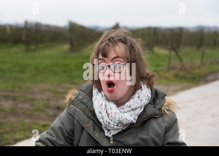 Hakendover, Flandern/Belgien - 03 02 2019: Portrait eines glücklichen weiß Frau mit Down-syndrom und Kurzsichtigkeit Stockfoto