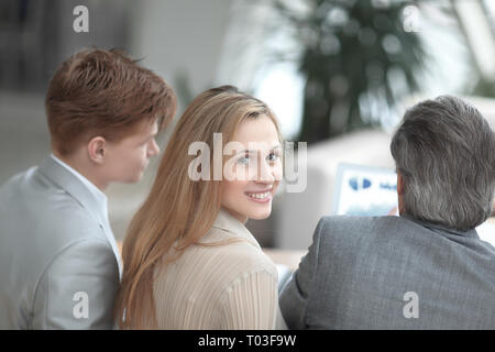 Ansicht von hinten.. Young Business Frau an der Kamera auf der Suche Stockfoto