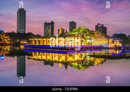 Die Seema Malakaya buddhistischer Tempel befindet sich auf einer Insel in Beira Lake im Herzen von Colombo, Sri Lanka. Von Geoffrey Bawa, der Tempel und medi konzipiert Stockfoto