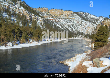 Missouri River im Winter flowiing durch einen Canyon unten Hauser Dam in der Nähe von Helena, Montana Stockfoto