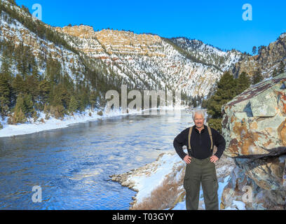 John LAMBING im Winter entlang des Missouri River in einem Canyon unterhalb Hauser Dam in der Nähe von Helena, Montana Stockfoto