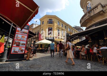 Bukarest, Rumänien - 23. August 2018: Die alten Straßen mit Häusern mit schönen Architektur, in Bars, Kneipen, Cafés, Restaurants, Terrasse Stockfoto