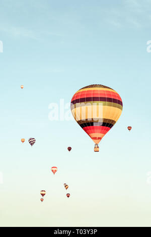 Viele bunte Heißluftballons in der Ferne fliegen. Im Retrostil Bild. Stockfoto