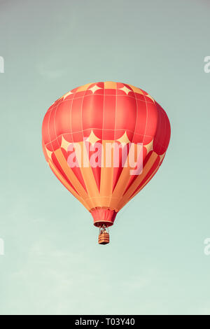 Orange Heißluftballon in den Himmel. Im Retrostil Bild. Stockfoto