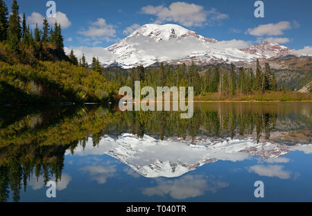 WA 15948-00 ... WASHINGTON - Mount Rainier in Sitzbank See in Mount Rainier National Park wider. Stockfoto