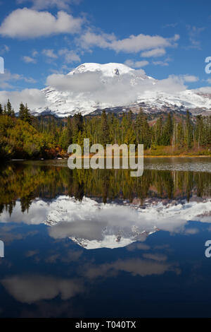 WA 15949-00 ... WASHINGTON - Mount Rainier in Sitzbank See in Mount Rainier National Park wider. Stockfoto