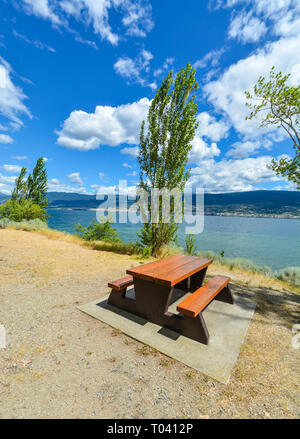 Picknick Tisch und Bänken am Ufer des Okanagan See. Stockfoto