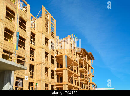 Neue flaches Gebäude im Bau an einem sonnigen Tag Stockfoto