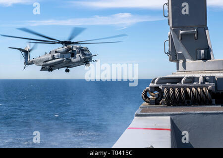 190315-N-NB 544-1046 PAZIFISCHEN OZEAN (15. März 2019) A CH-53E Super Stallion mit Marine Medium Tiltrotor Squadron (VMM) 163 (Verstärkt) Ansätze der San Antonio-Klasse amphibious Transport dock Schiff USS John Murtha (LPD S. 26). John Murtha ist unterwegs die Durchführung von Routineaufgaben als Teil der USS Boxer Amphibious Ready Group (ARG) im östlichen Pazifik. (U.S. Marine Foto von Mass Communication Specialist 2. Klasse Kyle Carlstrom) Stockfoto