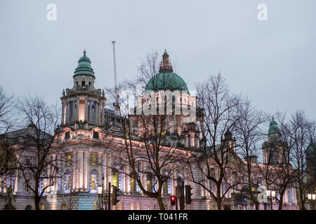 Belfast City Hall bei Nacht, in Nordirland. Vereinigtes Königreich. Stockfoto