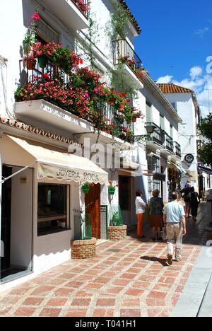 MARBELLA, SPANIEN - 26. MAI 2008 - Touristen zu Fuß durch die Plaza Iglesia in der Altstadt, Marbella, Costa del Sol, Provinz Malaga, Andalusien, Spanien, Europa, Mai Stockfoto