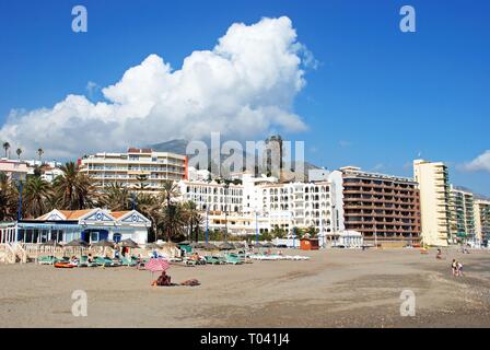 Touristen entspannen am Strand mit Hotels und Apartments an der Rückseite in die Torre Blanca, Fuengirola, Costa del Sol, Andalusien, Spanien, Europa. Stockfoto