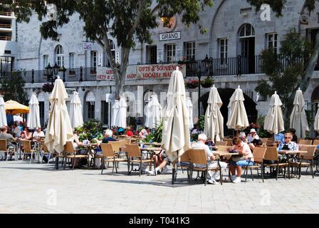 Touristen entspannen im Straßencafés in Grand Casemates Square, Gibraltar, Europa. Stockfoto