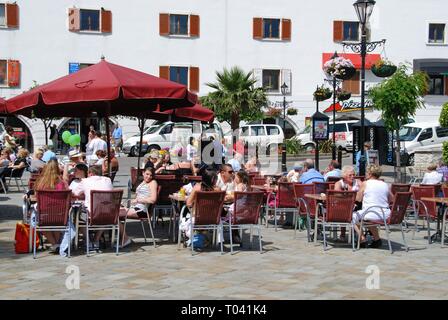 Touristen entspannen im Straßencafés in Grand Casemates Square, Gibraltar, Europa. Stockfoto