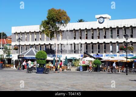 Touristen entspannen im Straßencafés in Grand Casemates Square, Gibraltar, Europa. Stockfoto