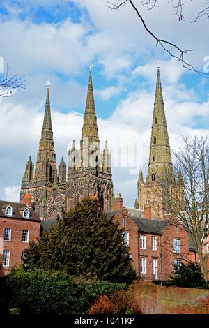 Blick auf Kathedrale von Lichfield aus der Erinnerung Gärten, Lichfield, Staffordshire, England, UK gesehen. Stockfoto