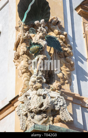 Prag, Tschechische Republik, 12. SEPTEMBER 2010: St. Michael barocke Statue auf der Fassade des Hauses in Little Quarter von Ottavio Mosto (1700). Stockfoto