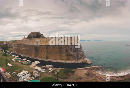 Panorama der Stadtmauern der Venezianischen alte Festung von Korfu, Korfu, Griechenland. Interessanten touristischen und historischen Ort Stockfoto