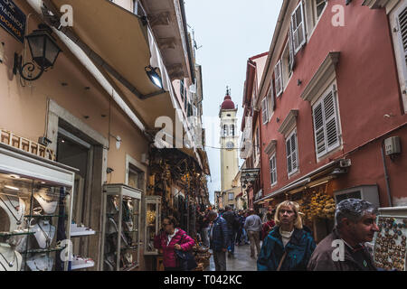 Korfu Griechenland - 23. OKTOBER 2018: Touristen auf den Straßen des historischen Zentrums. Stockfoto