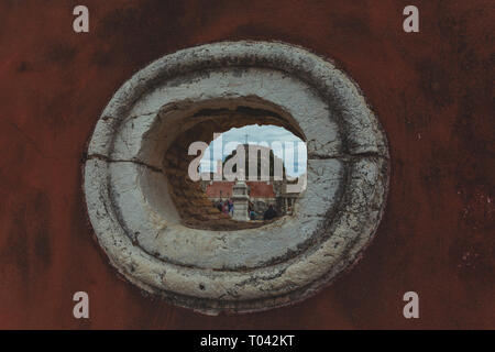 Loch in der Wand mit dem Eingang des alten venezianischen Festung von Korfu im Hintergrund, Insel Korfu, Griechenland. Interessante touristische und historische p Stockfoto