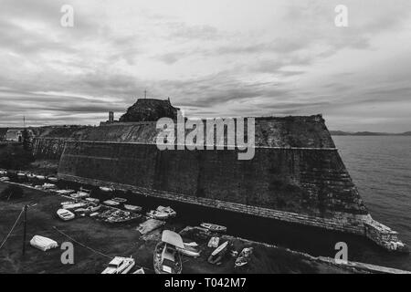 Schwarze und weiße Effek der Stadtmauern der Venezianischen alte Festung von Korfu, Korfu, Griechenland. Interessanten touristischen und historischen Ort Stockfoto