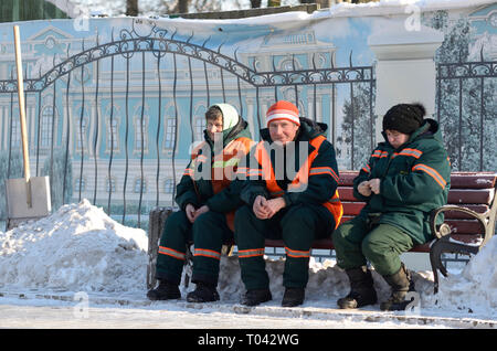 In brechen. Städtische Arbeiter sitzen auf einer Bank in Mariinskiy Park. Dezember 21, 2018. Kiew, Ukraine Stockfoto