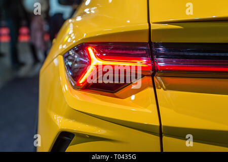 Auto Scheinwerfer mit Hintergrundbeleuchtung. Äußere detail. Gelbe Farbe Luxury Car-Image Stockfoto