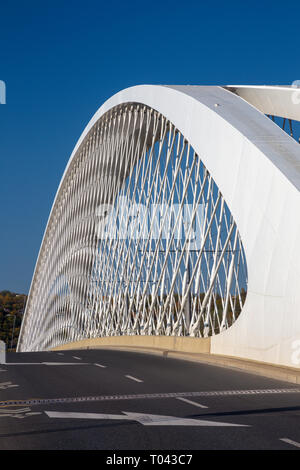 Prag - Die moderne Bogenbrücke Trójský am meisten. Stockfoto