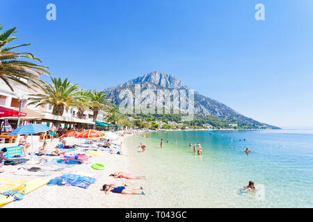 Korcula, Dalmatien, Kroatien, Europa - August 24, 2017 - Menschen baden und entspannen an der Promenade von Gradac Stockfoto