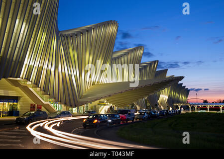 REGGIO EMILIA, Italien, 13. April 2018: Die Reggio Emilia AV Mediopadana Bahnhof in der Dämmerung des Architekten Santiago Calatrava. Stockfoto