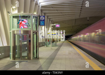 REGGIO EMILIA, Italien, 13. April 2018: Die Reggio Emilia AV Mediopadana Bahnhof in der Dämmerung des Architekten Santiago Calatrava. Stockfoto