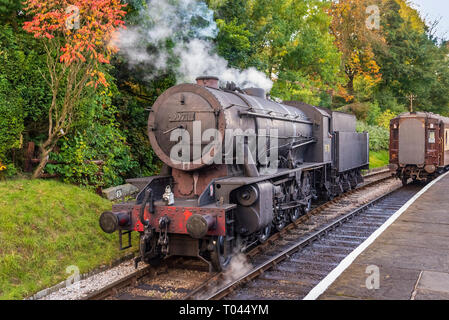 WD 2-8-0 90733 – verwittert und neu nummeriert 90711 Oxenhope Station auf der Keighly Worth Valley Railway. Stockfoto