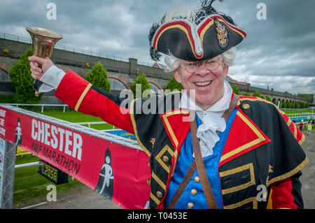 David Mitchell ist der Stadtausrufer von Chester Stockfoto