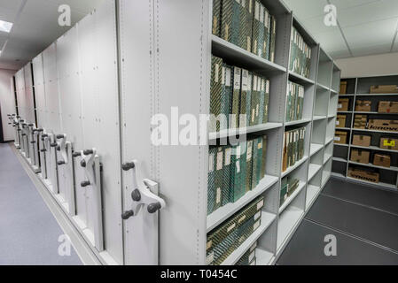 Moderne mechanische Bibliotheksregale Storage System Stockfoto