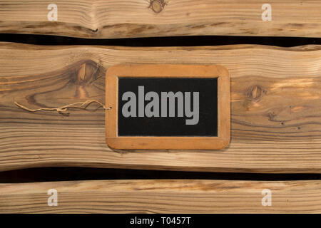 Alte authentische Tafel/Blackboard auf rustikalen hölzernen Planken. Platz für Kopieren/Text, Schilder, Banner. Stockfoto